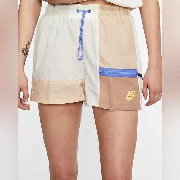 Nike Women’s Icon Clash Shorts in Tan, size Small - Picture 1 of 13